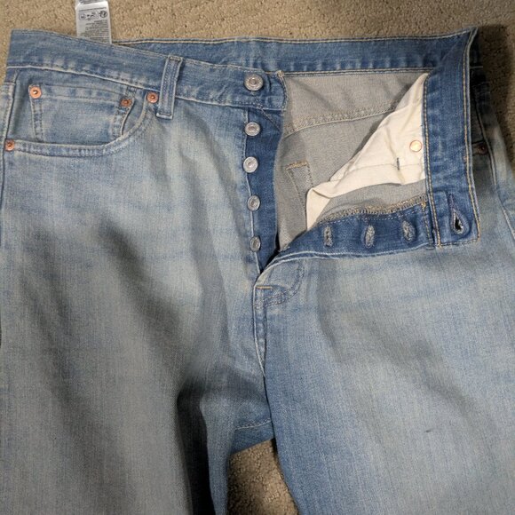 Men's Light Wash Stretch Levi's 501's. Size 33x32. - Picture 4 of 4